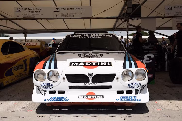 Không giống như những đường pit được bảo vệ kỹ càng tại các sân đua, khu vực kỹ thuật của các đội đua tại Goodwood được mở hoàn toàn cho những người thăm quan.