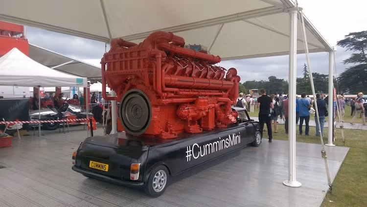 Một chiếc MINI với động cơ diesel "hàng khủng" của hãng sản xuất máy dầu Cummins tại Goodwood.