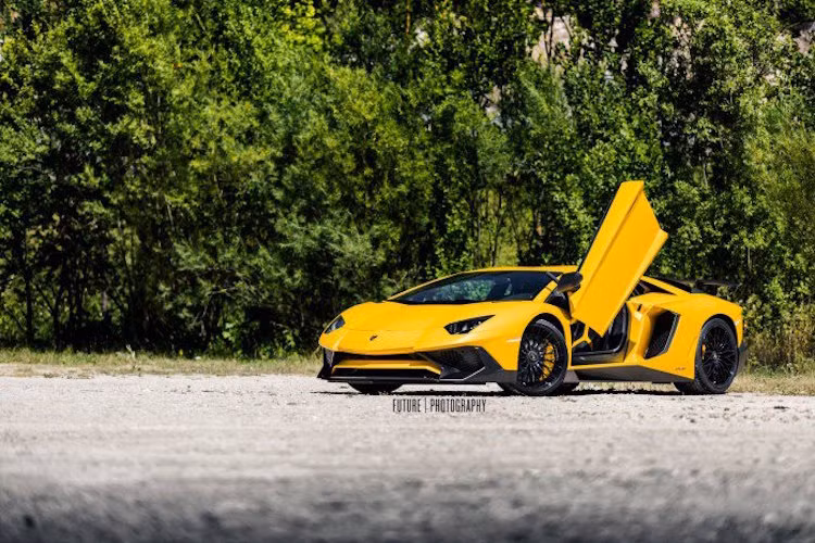 Ra mắt tại triển lãm Geneva hồi đầu năm, Aventador SV là phiên bản thể thao rất được trông đợi của dòng siêu xe đình đám Lamborghini Aventador. So với Aventador thường, phiên bản SV mạnh hơn 50 PS, nhẹ hơn 50 kg, có thân xe đạt hiệu quả khí động học lớn hơn 150% và lực ép thân xe xuống mặt đường hơn 170%.