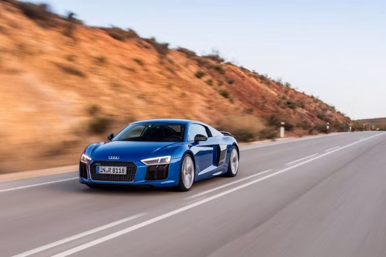 Dù chỉ được coi là một "bước tiến hóa" so với thế hệ trước nhưng Audi R8 mới cũng được đánh giá cao nhờ kiểu dáng sắc sảo hơn, nội thất thiết kế lại đẹp mắt và động cơ V10 nạp khí tự nhiên cực nhạy.
