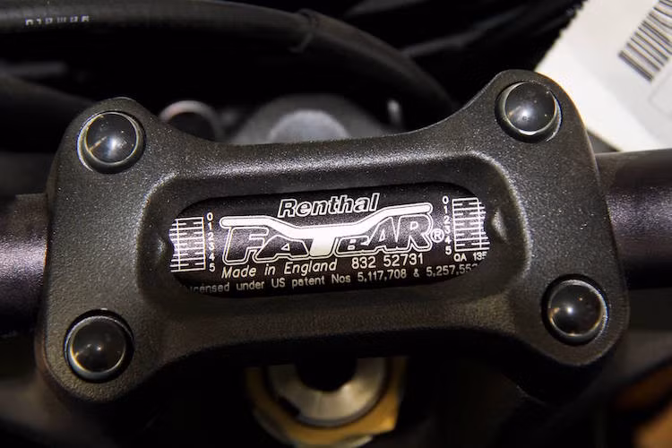 Ghi-đông xe được đặt cao hơn nhiều so với GSX-R1000, làm bằng nhôm cứng cáp và được sản xuất bởi hãng Renthal tại Anh.