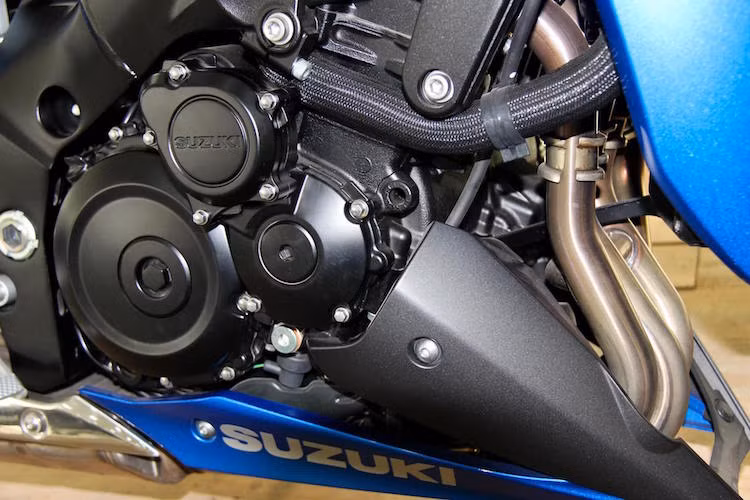Về động cơ, GSX-S1000 chia sẻ chung R1000 động cơ 4 xi-lanh DOHC 999 cc, với công suất tối đa 144 mã lực và mô-men xoắn cực đại 106 Nm.