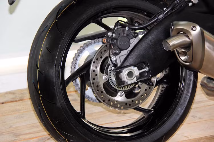 Ống xả là điểm khác biệt rõ rệt nhất của GSX-S1000 nhập khẩu chính hãng, khi có thêm một đoạn ống giảm thanh nữa nằm ở đuôi. Trước GSX-S1000, chiếc Yamaha R3 nhập chính hãng cũng có chi tiết này.