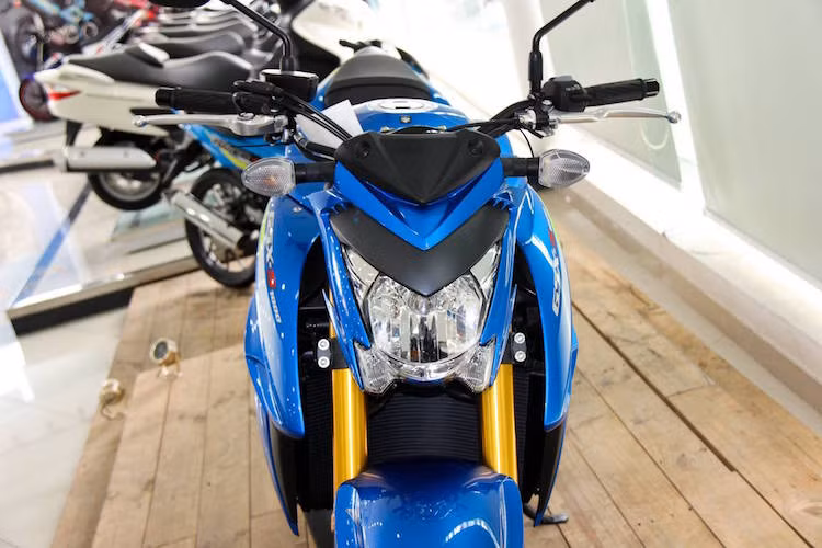 Đèn pha trước có thiết kế to lớn, góc cạnh và đồng thời được tích hợp thẳng 2 đèn demi ở phía dưới.