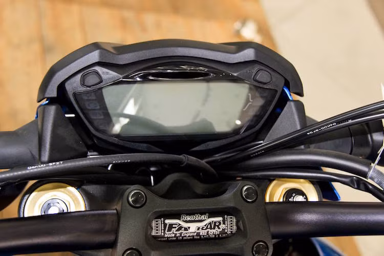 Bảng đồng hồ với màn hình LCD đơn sắc lớn, sáng, chỉ báo các thông tin khác nhau về xe như đồng hồ, báo tốc, báo tua, nhiệt độ nước làm mát, các chế độ lái...