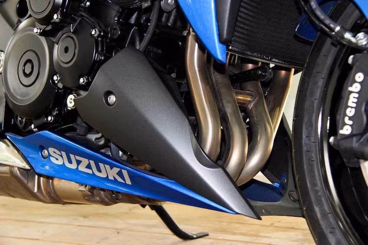 Cả 4 đường xả từ động cơ được gộp chung vào một lon pô ngắn, theo cách sắp xếp 4-2-1.