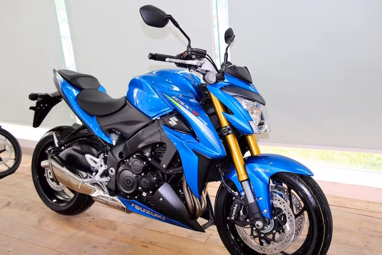 Vào tháng 6/2015, chiếc naked bike Suzuki GSX-S1000 đầu tiên cũng đã được nhập về Việt Nam qua đường nhập khẩu tư nhân. Tuy nhiên tới nay, Suzuki Việt Nam cũng đã nhập dòng xe này về.