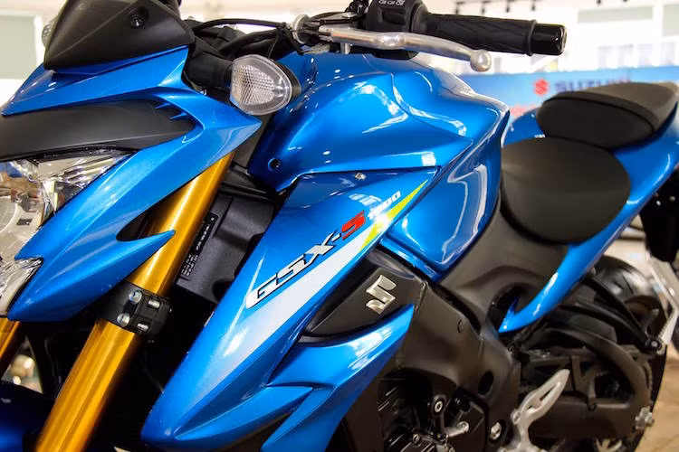 Dựa trên cơ sở mẫu superbike mạnh mẽ GSX-R1000, GSX-S1000 là phiên bản naked có tư thế ngồi thoải mái hơn, dễ lái hơn.