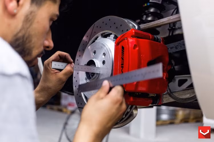 Bắt đầu quá trình "thửa" mâm, đầu tiên bánh xe gốc sẽ được tháo ra và các kỹ sư bắt đầu đo đạc để có thể chế tạo chuẩn xác nhất.