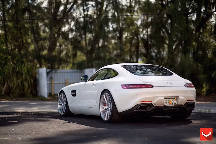 ...Tuy nhiên nhờ có kích thước mâm lớn và hệ thống treo "độ" lại, AMG GT S độ mâm vẫn đầy chất thể thao.