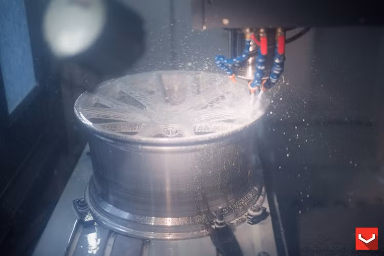 Cận cảnh quá trình tiện mặt mâm.