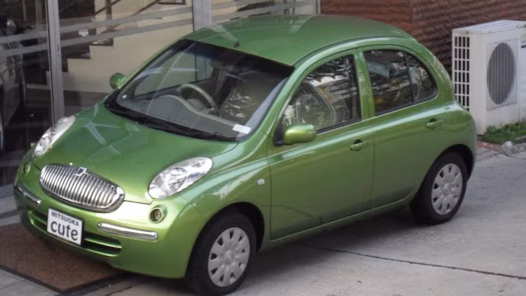 Với chiếc Cute này, Mitsuoka đã lấy nguyên chiếc Nissan Micra về và chỉ thay đổi đúng mỗi lưới tản nhiệt của xe.