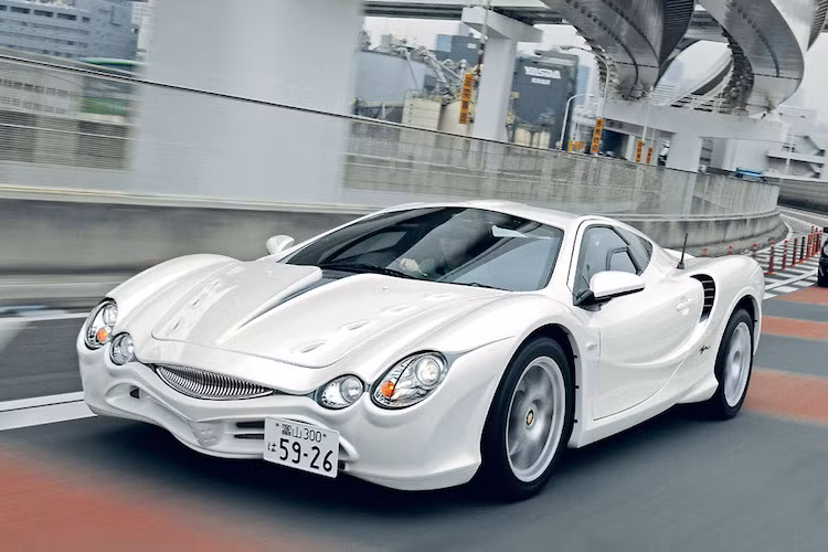 Sản phẩm "đỉnh" nhất của Mitsuoka, và cũng đồng thời là mẫu xe đầu tiên hoàn toàn do hãng thiết kế đó là Orochi. Sử dụng động cơ 3.3l V6 của Toyota, Orochi được báo giới phương Tây mệnh danh là "siêu xe xấu nhất quả đất". Hiện nay Mitsuoka đã ngừng sản xuất chiếc xe này.