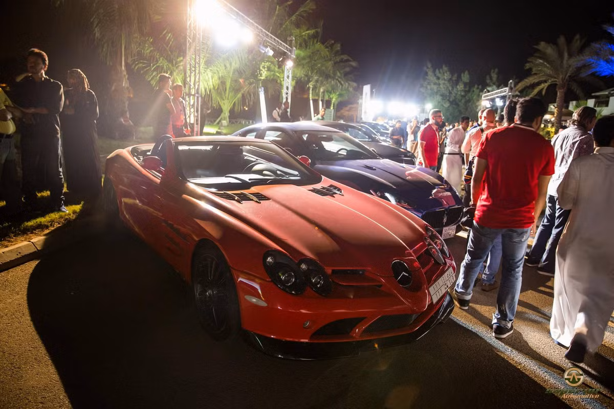 Chính vì vậy, những buổi offline Cars &amp; Coffee cũng thường xuyên được tổ chức tại Ả Rập Saudi. - Đầu tháng 12 vừa qua, sự kiện offline Cars &amp; Coffee lần thứ 9 do câu lạc bộ Superior Automotive Club tổ chức đã thu hút chủ sở hữu của hàng chục siêu xe tới tham dự.