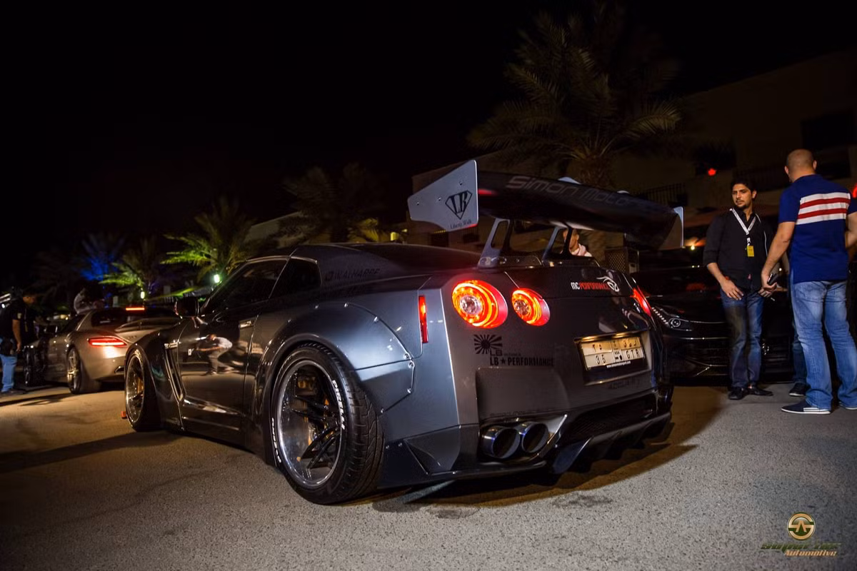 Đến với các buổi Cars &amp; Coffee, những người chủ sở hữu xe không chỉ có dịp giao lưu, chia sẽ kinh nghiệm mà còn được ngắm những chiếc siêu xe "hàng độc" cực kỳ thú vị.