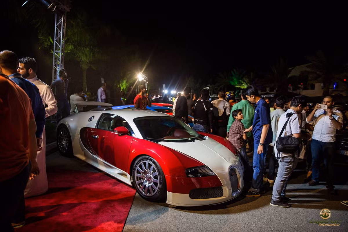 Trong số những chiếc xe tham gia có cả một số siêu xe "triệu đô" đình đám, chẳng hạn như Bugatti Veyron.