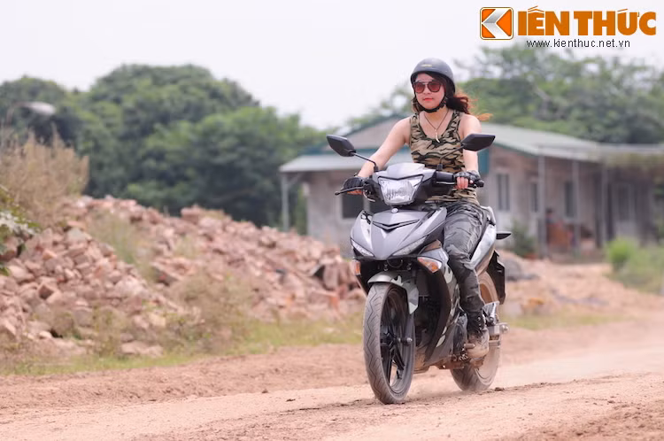 Mặc dù có kiểu dáng underbone thay vì backbone, hay "xe nam" của Honda 67, nhưng Exciter 150 Camo gây ấn tượng bởi thiết kế đẹp mắt và hiện đại hơn nhiều, cùng cặp bánh lớn khỏe khoắn.