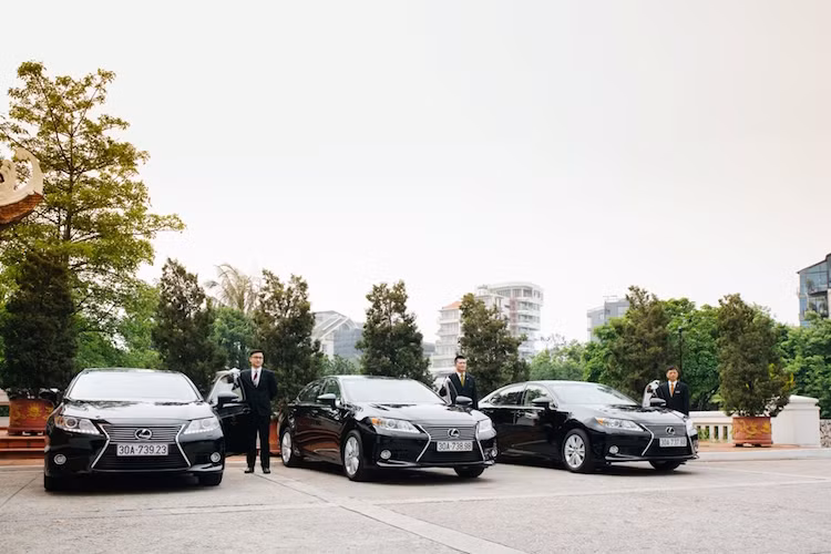 Tuân theo triết lý L-Finesse của Lexus, thiết kế ngoại thất của ES 350 sang trọng và tao nhã, nhưng đồng thời cũng đem tới cảm giác thân thiện ngay từ cái nhìn đầu tiên.