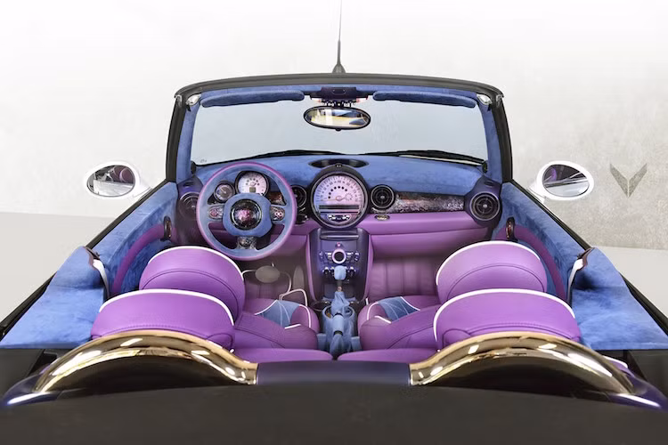 Để tạo sự tương phản, các đường chỉ khác nhau trong nội thất được thêu bằng chỉ trắng trùng với màu thân xe.