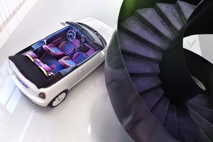 Tuy nhiên nội thất của chiếc xe đã được độ lại hoàn toàn theo ý thích của diễn viên Tyan Lynn, khi cô là "một người đầy màu sắc và thể hiện bản thân với mỗi bộ quần áo và phụ kiện khác nhau".