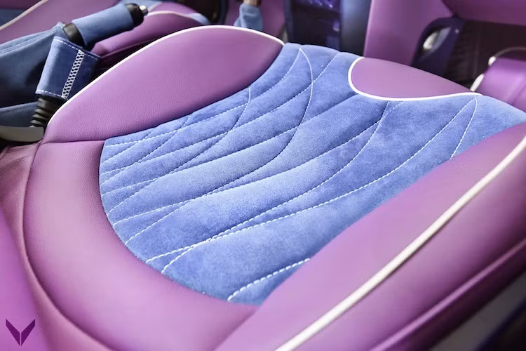 Toàn bộ các bề mặt nội thất được bọc bằng hai loại vật liệu chính là da và Alcantara.