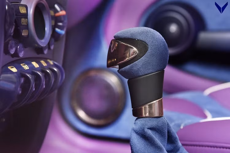 Trong khi đó, các chi tiết kim loại trang trí và nút bấm được làm bằng vàng.