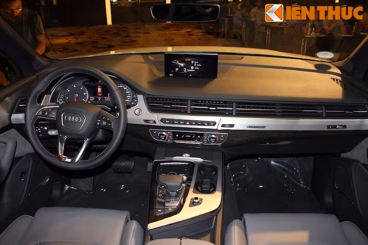 Theo Audi, Q7 thế hệ mới được thiết kế lại gần như từ đầu hiện đang nắm giữ 4 cái "nhất" trong phân khúc SUV hạng sang tại Việt Nam: nhẹ nhất, thể thao nhất, nội thất rộng rãi nhất và là mẫu xe duy nhất được trang bị hệ thống lái 4 bánh.