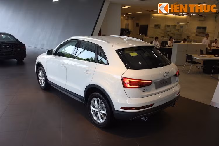 Tại Việt Nam, giá khởi điểm của Audi Q3 phiên bản nâng cấp mới, chưa bao gồm các tùy chọn là 1,67 tỷ đồng.