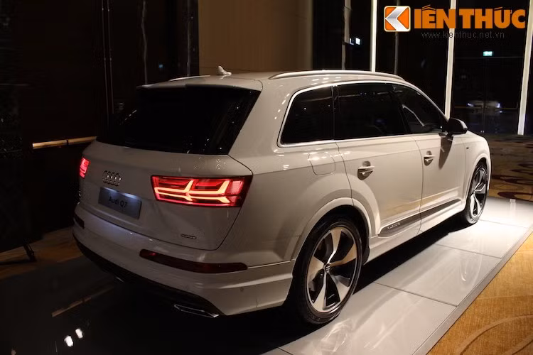 Giá khởi điểm mà Audi Việt Nam đưa ra cho phiên bản Q7 2.0 TFSI là 3 tỷ đồng. Trong khi đó, phiên bản Q7 3.0 TFSI được bán với giá 3,45 tỷ đồng.