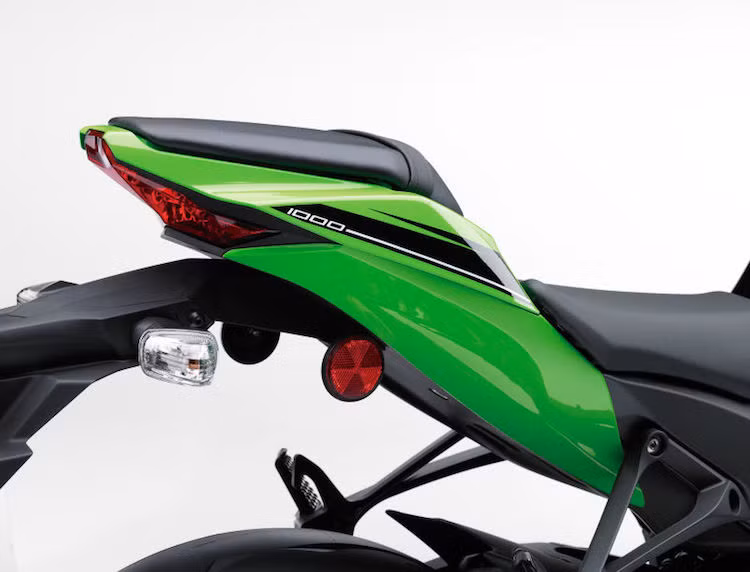 Khung của chiếc xe cũng đã được cải tiến để dồn trọng lượng về phía lốp trước nhiều hơn; phanh trước đĩa kép có đường kính tăng lên thành 330 mm và sử dụng heo nhôm nguyên khối Brembo cao cấp nhất. Phanh sau của xe vẫn dùng đĩa 220 mm và heo Nissin.