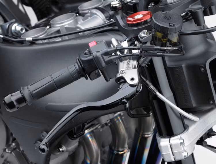 Khối động cơ 998cc 4 xi-lanh thẳng hàng của thế hệ cũ nay đã được Kawasaki thiết kế lại và thay đổi gần như tất cả các chi tiết để đạt công suất lớn hơn ở số vòng tua máy lớn và tăng độ bền, Với công suất tối đa lên tới 207 hp, ZX-10R còn mạnh hơn cả Ducati 1299 Panigale (205 hp) hay BMW S1000RR (199 hp).