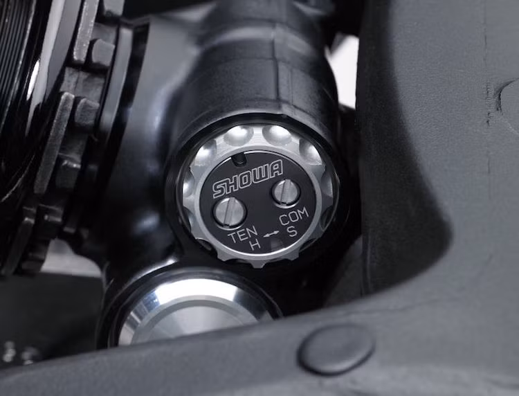 Nhờ có bình khí ni-tơ này, dầu của hệ thống giảm xóc sẽ được bơm một cách hiệu quả và đồng đều hơn. Đương nhiên, mỗi cây phuộc cũng có khả năng điều chỉnh độ nhún và độ cứng một cách độc lập. Kawasaki cho rằng bộ giảm xóc Showa mới của họ sẽ cải thiện cảm giác lái, độ ổn định khi phanh và cảm giác ngồi êm hơn.