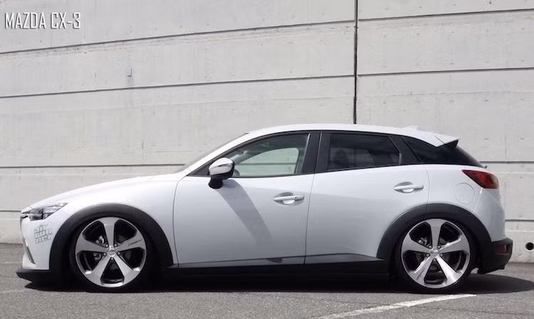 Tuy nhiên, khi đỗ lại, chủ xe có thể hạ thấp gầm 10 cm xuống sát đất, khiến CX-3 có một "thế đứng" vững chãi hơn.