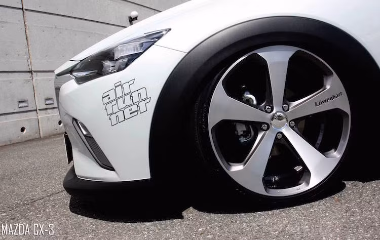 Ngoài bộ giảm xóc độc đáo, chiếc CX-3 còn được lắp bộ mâm bản lớn 19 inch Lowenhart LV5.