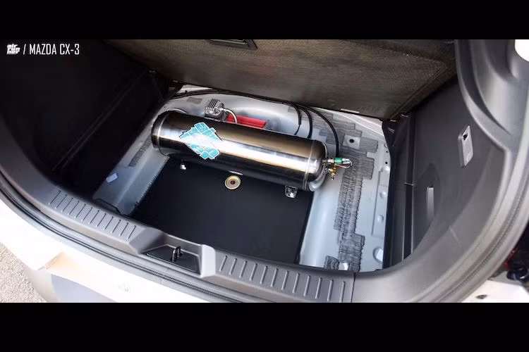 Bình khí nén với thể tích 15,15 lít giúp hệ thống treo có thể điều chỉnh độ cao được đặt ở phía sau khoang hành lý.