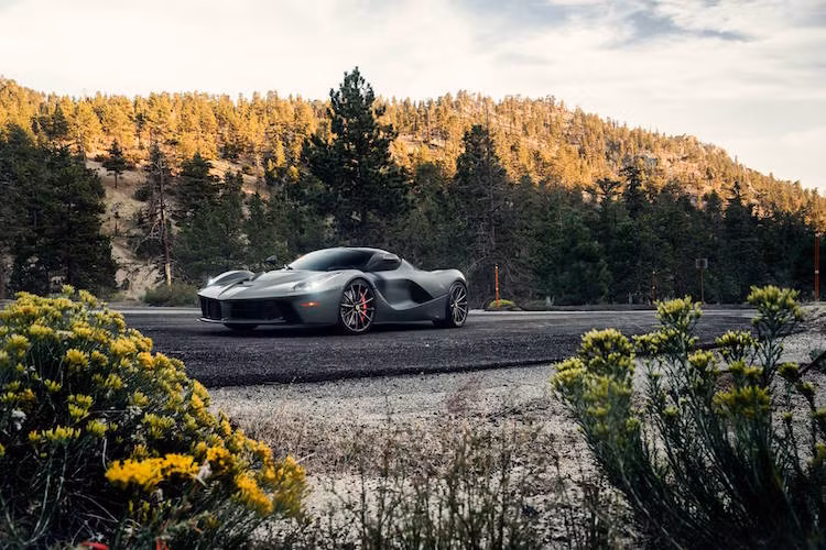 Bộ mâm này có kích thước 20x9 inch cho bánh trước và 21x12,5 inch cho bánh sau, đi kèm lốp siêu xe Pirelli P Zero Corsa.