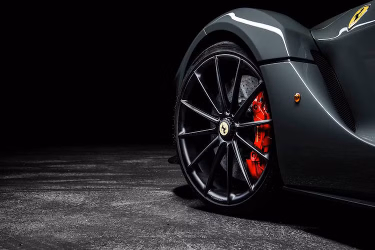 Được biết để có thể tạo ra bộ mâm này, hơn 100 bản vẽ 3D đã được dựng lên để không chỉ bảo đảm theo yêu cầu của chủ xe mà còn phù hợp với hệ thống phanh và treo nguyên bản trên LaFerrari.