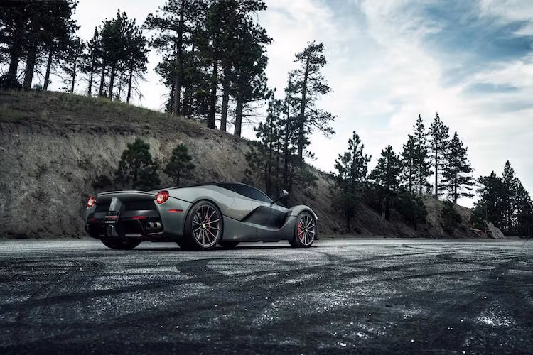 Để có thể tạo ra một bộ mâm "có một không hai" cho "ngựa nòi" của mình, chủ xe đã liên hệ với hãng mâm nổi tiếng Vossen tại Florida, Mỹ thiết kế và chế tạo riêng.