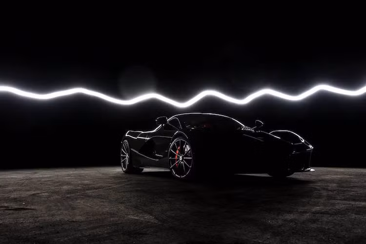 So với các đối thủ, LaFerrari vẫn giữ được sự "thuần khiết" của một siêu xe truyền thống với khối động cơ V12 6.3l nạp khí tự nhiên 789 mã lực, bên cạnh mô-tơ điện 161 mã lực để đạt tổng công suất 950 mã lực cùng mô-men xoắn 950 Nm.