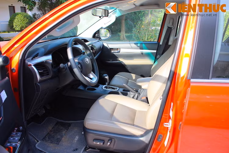 Bên trong nội thất, Hilux 2016 đã "sang" và tiện nghi hơn thế hệ trước với các trang bị hấp dẫn như ghế lái chỉnh điện 8 hướng, vô-lăng điều chỉnh 4 hướng kèm nút điều khiển hệ thống âm thanh, đệm ghế êm và dài hơn...
