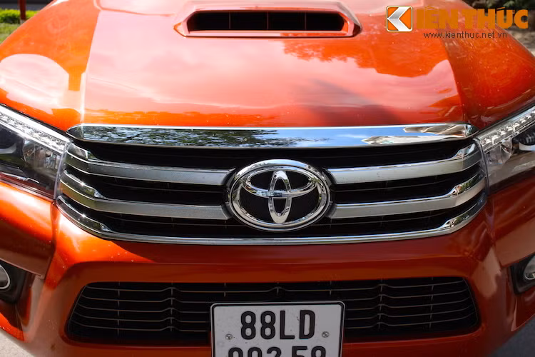 Chiếm phần lớn diện tích của đầu xe là cụm lưới tản nhiệt hình thang ngược 3 nan dày khỏe khoắn. Chính chi tiết này đã khiến cho Hilux mới trông có vẻ cao cấp và sang trọng hơn.