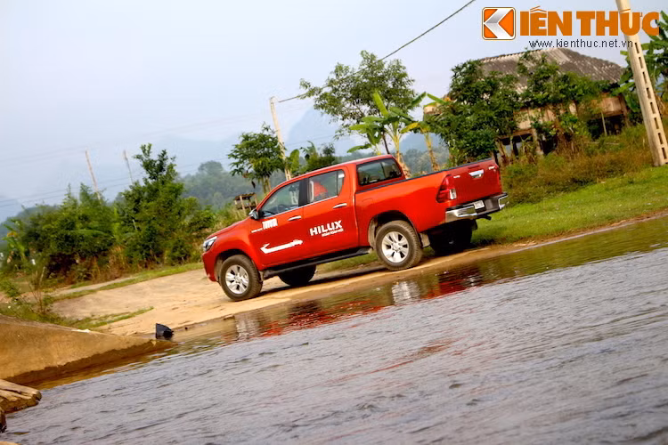 Ở mỗi hốc bánh của Hilux đều được làm "gò" nổi lên, khiến cho tổng thể của chiếc xe có vẻ "cơ bắp". Khách hàng thậm chí còn có tùy chọn nẹp nhựa ốp hốc bánh, khiến Hilux trông còn khỏe khoắn hơn nữa.