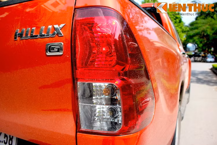 Ở phía sau, cũng giống như những chiếc Pickup khác, Hilux không có điểm nhấn nào đặc biệt về thiết kế, ngoại trừ cản sau và tay mở khoang hành lý mạ chrome bóng khỏe khoắn và sang trọng.