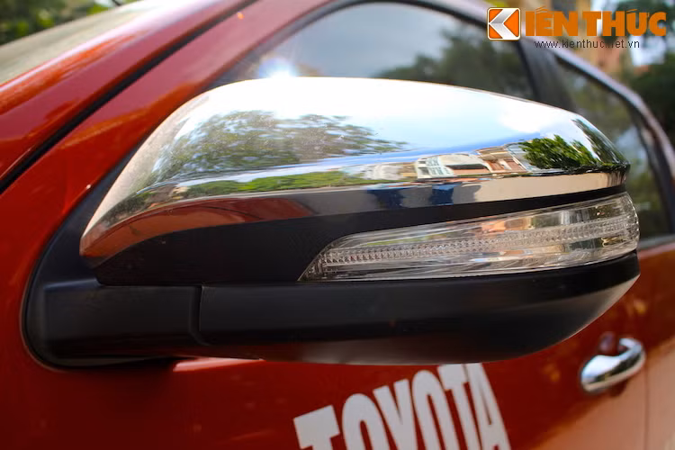 Ngoại thất của xe vốn đã có một số chi tiết khá cao cấp ngay từ khi rời nhà máy, vốn trước đây chỉ từng xuất hiện trên các dòng xe SUV sang như đèn xi-nhan tích hợp trên gương chiếu hậu, ốp gương và các tay nắm mạ chrome, bậc lên xuống hai bên...