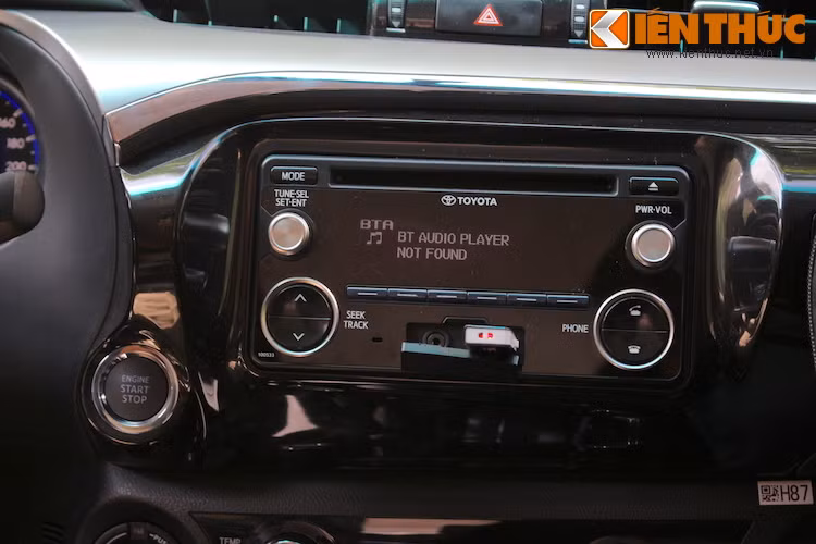 Chiếc xe được trang bị hệ thống âm thanh với đầu CD, kết nối USB và Bluetooth với điện thoại. Về mặt này, Hilux bị "yếu thế" hơn Ranger khi đối thủ từ Ford có hệ thống thông tin giải trí SYNC 2 được phát triển bởi Microsoft với màn hình cảm ứng 8 inch. Ngoài ra, xe cũng không có cảm biến lùi.