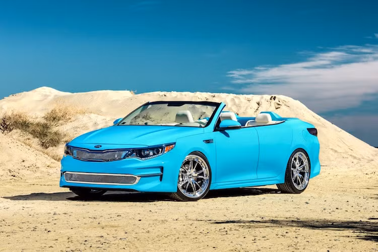 Thông qua bàn tay của xưởng độ LUX Motorwerks, dòng sedan cỡ trung Optima đã có một phiên bản mui trần đặc biệt với tên gọi A1A Optima. Trên bản độ này, toàn bộ phần mui của Optima đã bị cắt bỏ, đồng thời cửa sau được độ lại theo kiểu mở ngược giống Rolls-Royce.