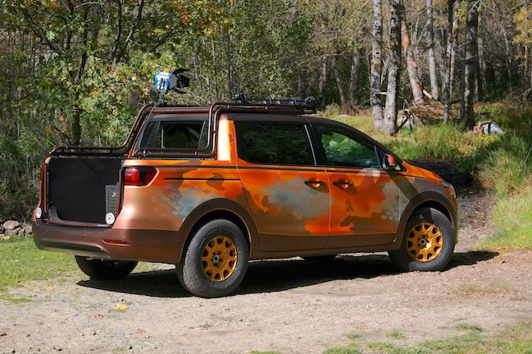 Đúng như tên gọi, chiếc Sedona đã được độ lại để dành cho các nhiếp ảnh gia tác nghiệp ngoài thực tế với phần sau được "chế" thành một chiếc pickup, hệ thống treo khí có khả năng điều chỉnh chiều cao và ngoại hình đậm chất offroad.