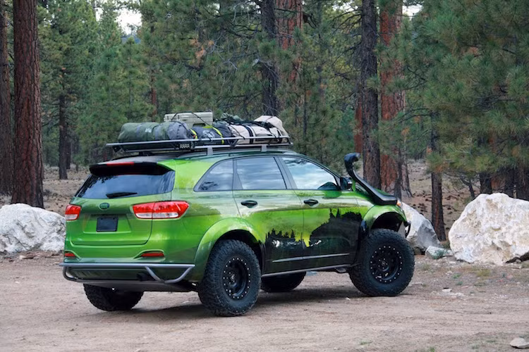 Với bản độ này, chiếc Sorento đã trở thành một mẫu xe off-road thực thụ với gầm nâng cao 6 inch bởi bộ giảm xóc Fox Racing, lốp gai và cản trước sau bằng thép ống. Hai bên thân xe được sơn airbrush vùng núi rừng tại Seattle và Portland, trước khi hoàn thiện với sơn màu ánh ngọc kết hợp với nhiều hiệu ứng khác.