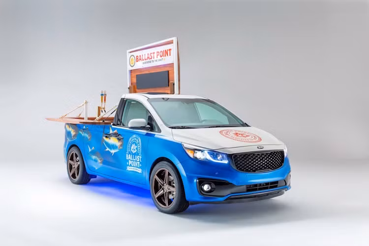 Hãng bia Ballast Point và Kia đã cùng hợp tác với nhau để chế tạo ra một chiếc minivan Sedona đặc biệt, được thiết kế để trở thành một quầy bán bia di động.
