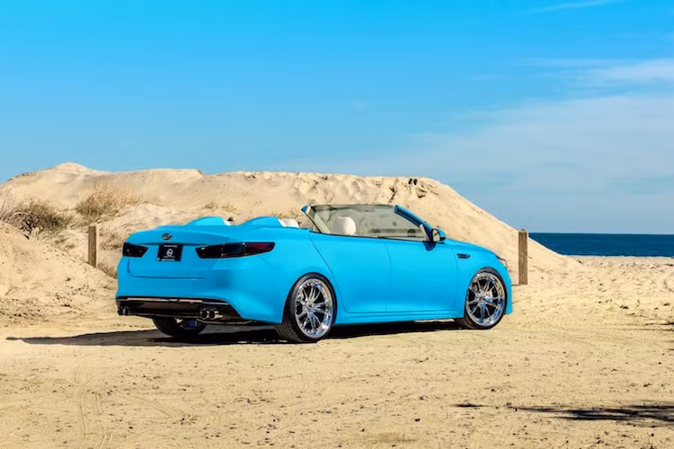 Để đảm bảo sự cứng vững cho thân xe, LUX Motorwerks đã gia cố hai bên thành bằng các ống thép ẩn. Để tạo phong cách trẻ trung, màu xanh nhạt và bộ mâm HRE S104 20 inch mạ chrome đã được trang bị cho xe.